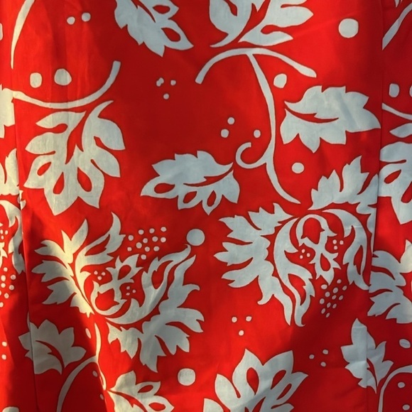 No tag sleeveless red dress with blue floral design. Size Medium - Picture 3 of 7